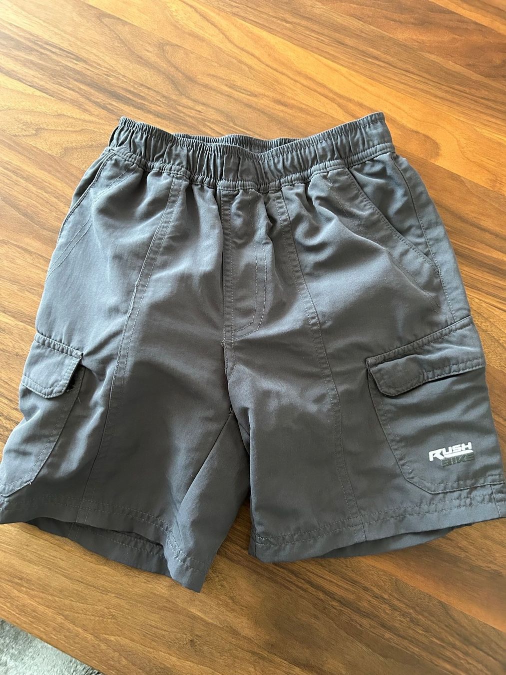 Pantaloni: Kinder Bikeshort Gr.140 blau-grau Microfaser – Usato da Steffisburg venduto da Aare77