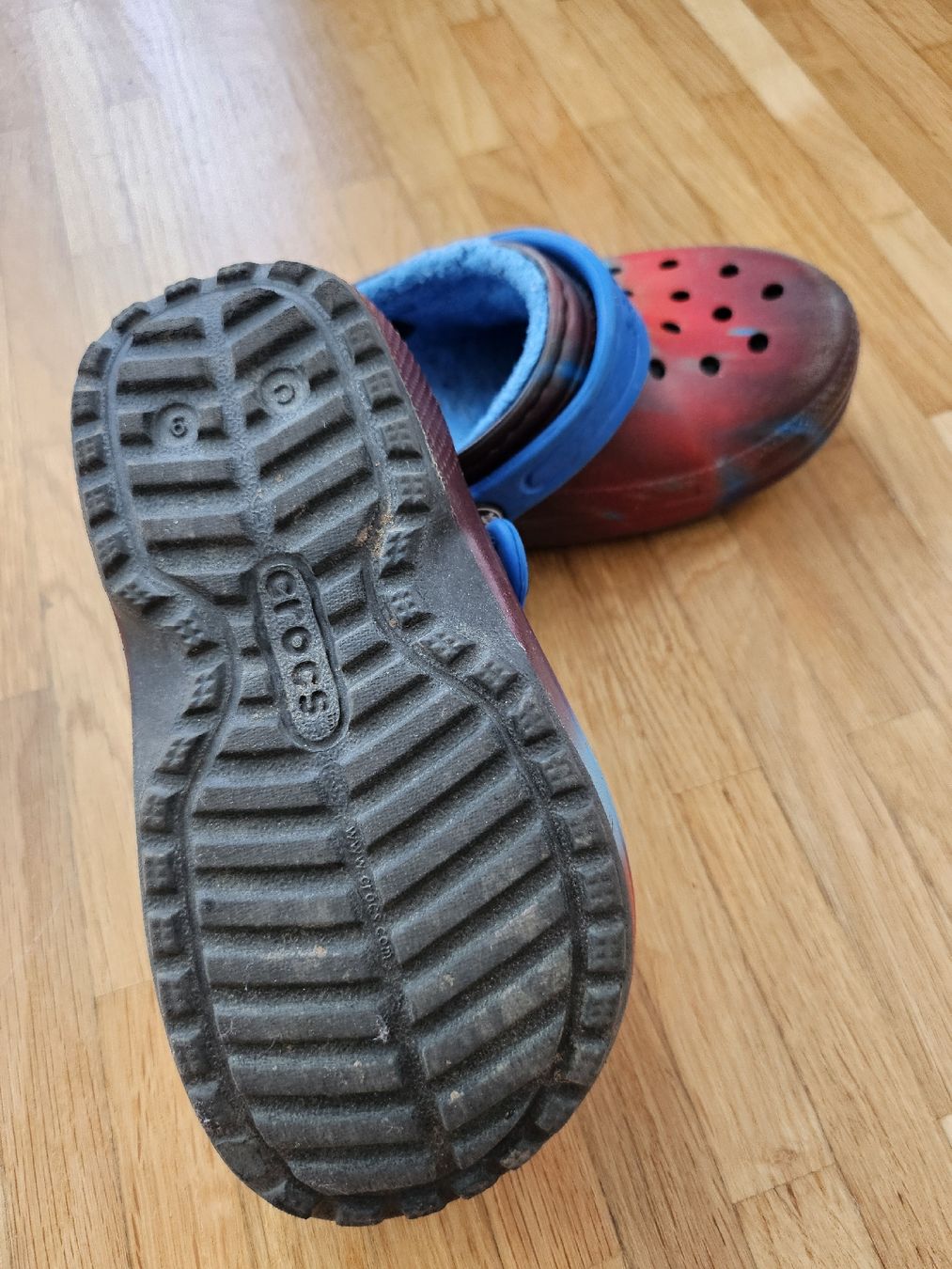 Crocs Scarpe per ragazzi: Kuschelige Crocs Gr. 26 gefutter, Unisex – Usato da Rapperswil SG venduto da dslemer 3