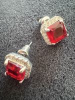 Roter funkelnder Ohrstecker 