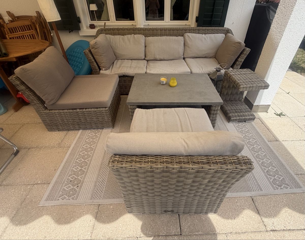 Set di tavolo e panche: Polyrattan Loungemoebel Set mit Tisch und Hocker 5-teilig – Usato da Windlach venduto da LauraHarold 2