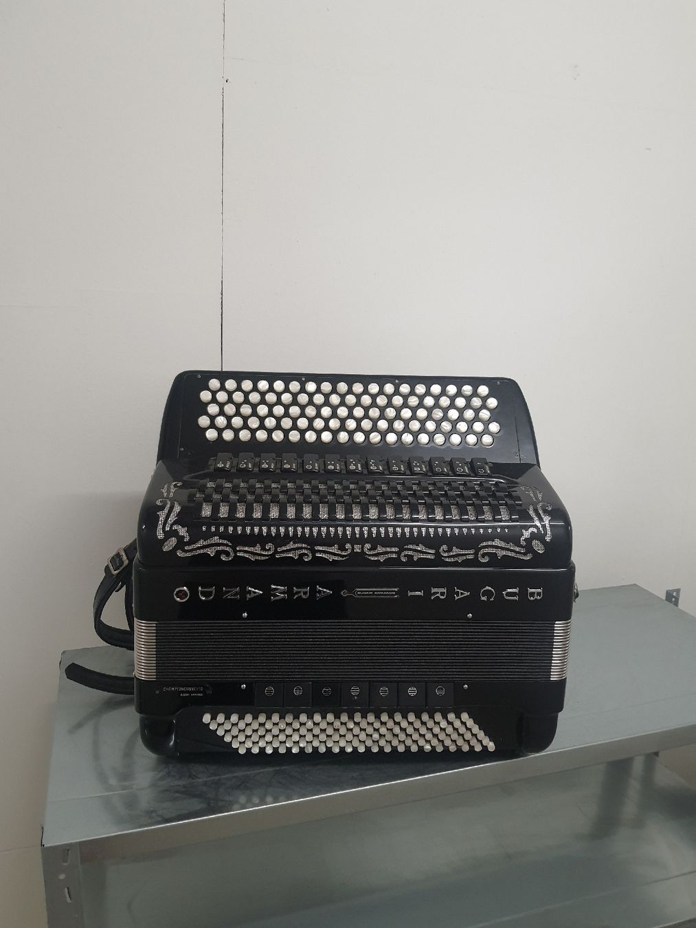 Strumenti musicali: accordéon chromatique Bugari avec cassotto  – Usato da Pont-de-la-Morge venduto da Mirabelle0