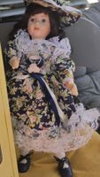 Porzellanpuppe mit Blumenkleid guter Zustand