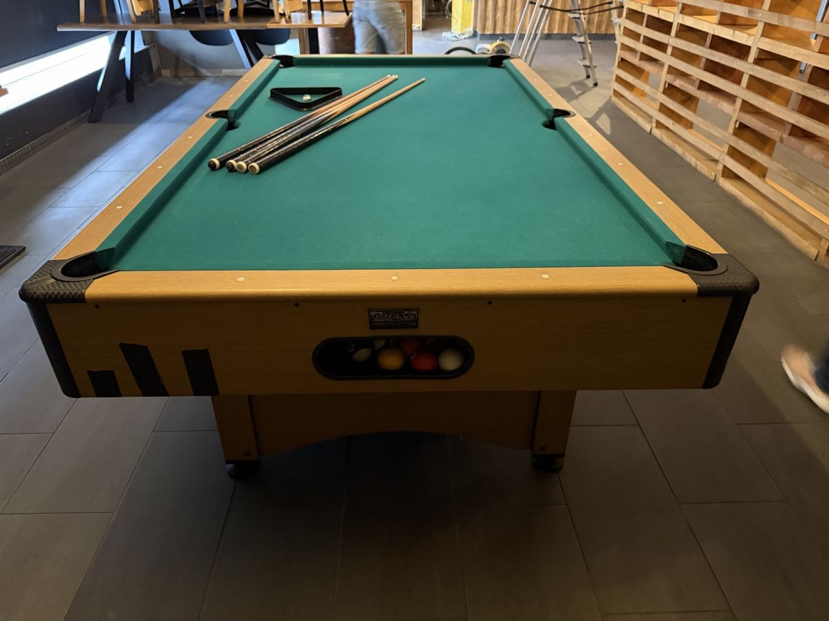 Tables de billard: Billiard Table with Accessories Good Condition – D'occasion à Interlaken par Suleika.Kummer