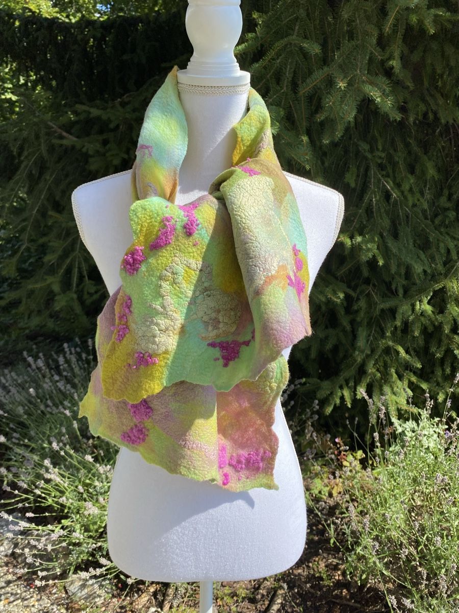 Foulards, Tücher & Schals: Écharpe feutré à la main - pièce unique – Neu und originalverpackt aus Randogne von BonnieG