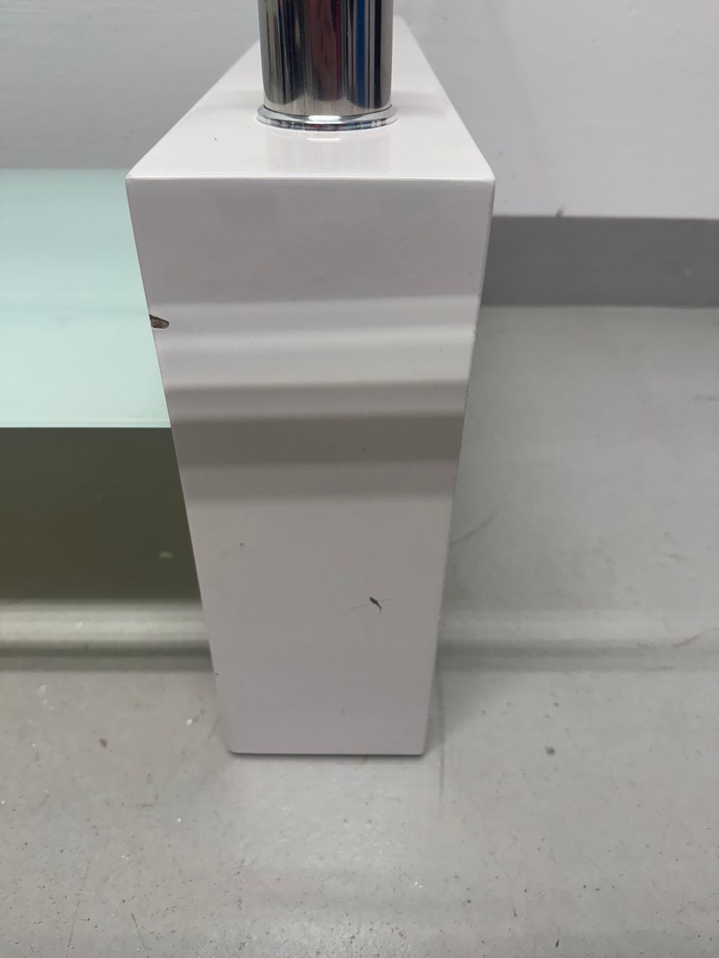 Tables: Glas Couchtisch, weisses Gestell – D'occasion à Illnau par lis_dbl7 5