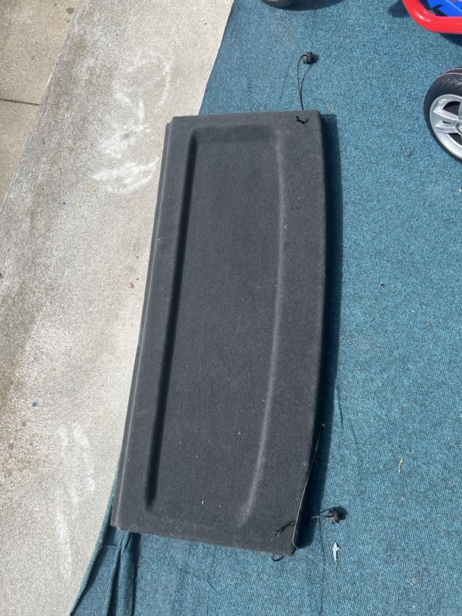 VW Tutti pezzi di ricambio auto: Gepaeckraumabdeckung VW Polo 9N – Usato da windisch venduto da meisterkingremo