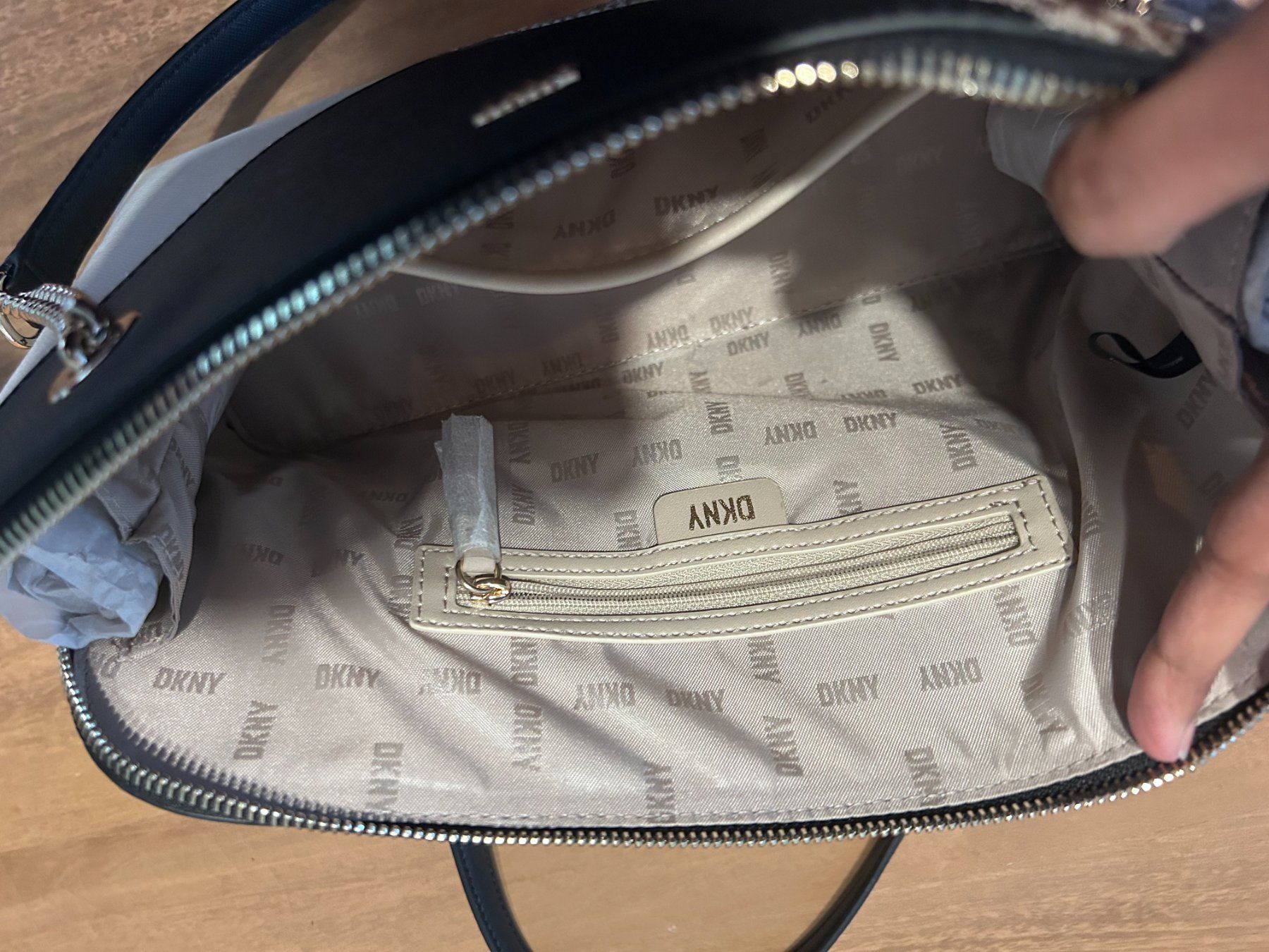 DKNY Borse da donna: DKNY Shoulder Bag- new with tags! – Nuovo e nell'imballaggio originale da Schlieren venduto da dev_fg59 3