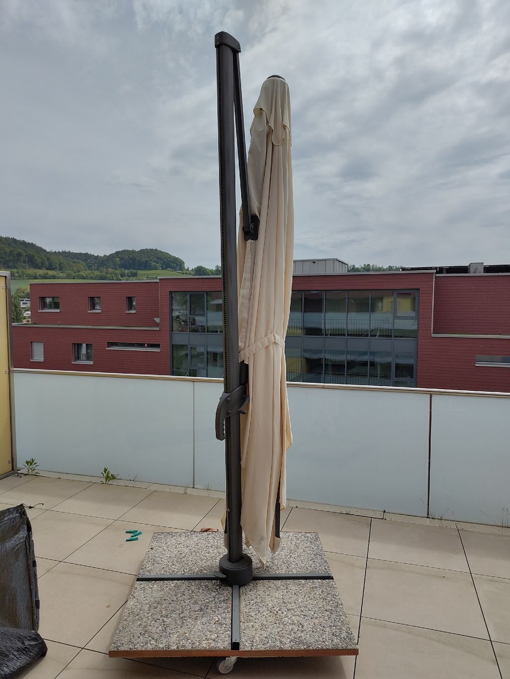Sonnenschirme: Ampelschirm Salvador – Gebraucht aus Flurlingen von joe_9r2y 4