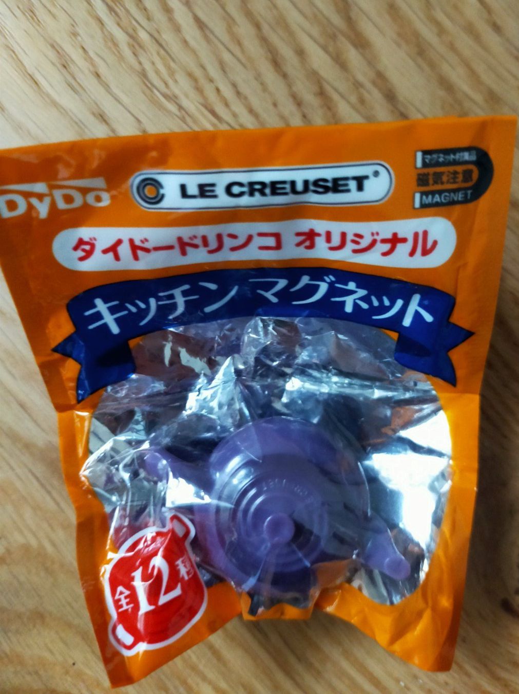 Le Creuset Küchengeräte: Originalverpackter Le Creuset Magnet Küchenmagnet – Neu und originalverpackt aus Vallamand von Minifigure