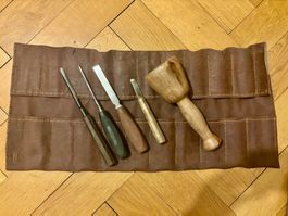 Bildhauer-Set: 4x Beitel, Lederrolle & Birnenholz-Klüppel