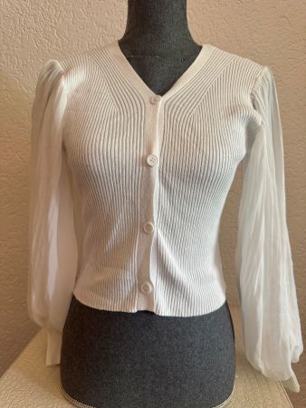 Weißer gerippter Cardigan mit transparenten Puffärmeln Gr S