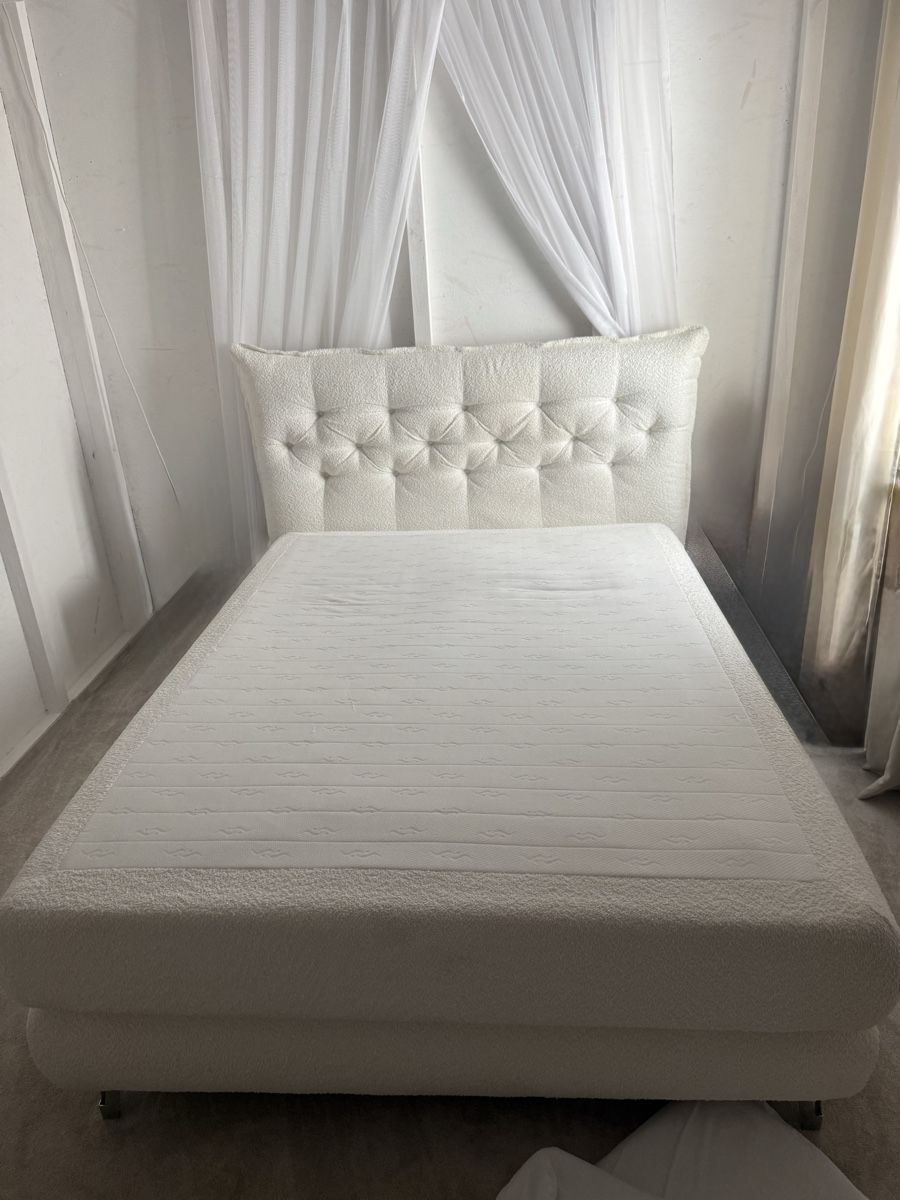 Letti: Boxspringbett teddy weiss mit gepolstertem Kopfteil – Usato da Sirnach venduto da Gin__Kobi