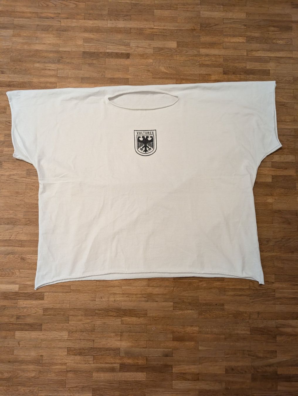 T-Shirts: Vultures Tshirt Size 2 – Gebraucht aus Dietikon von jak_rs6v