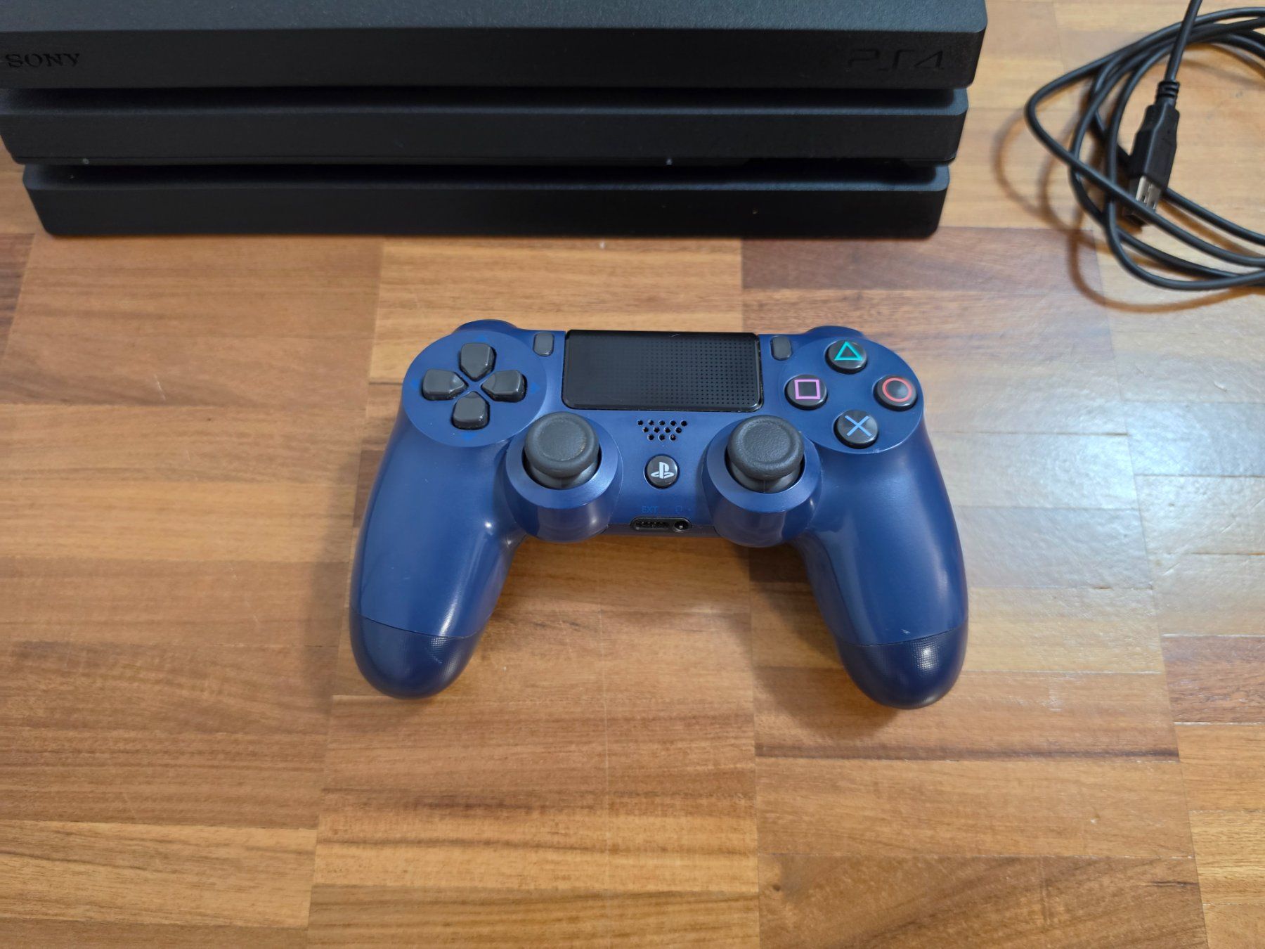 Sony Console: PS4 Pro mit Controller und Zubehör ab 1 Fr.- – Usato da Chur venduto da Ghostwulf 2
