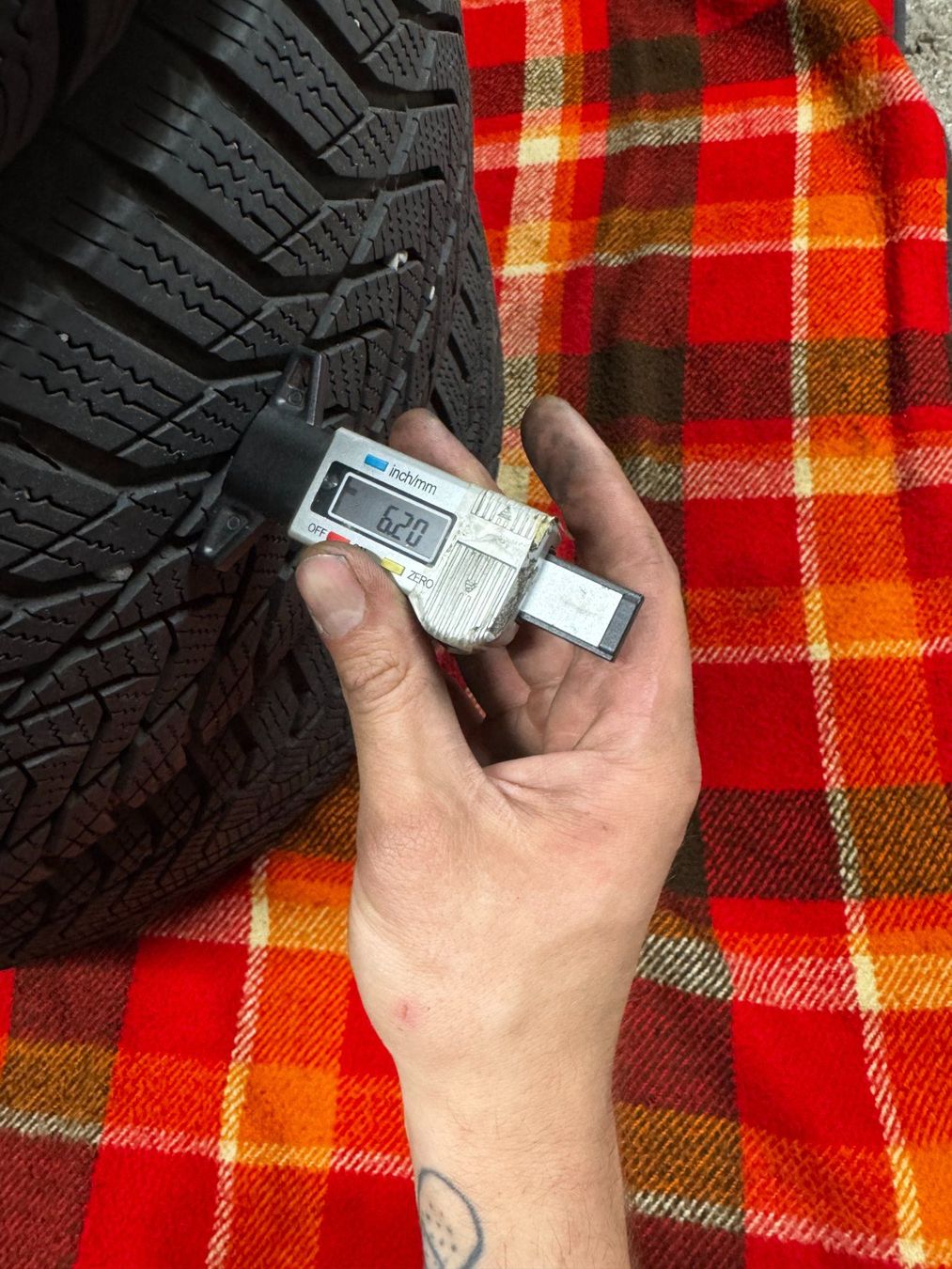 Pneumatici & Ruote complete: 4x Winterpneu 215/60R17 – Usato da Berneck venduto da garagekaufmann 5