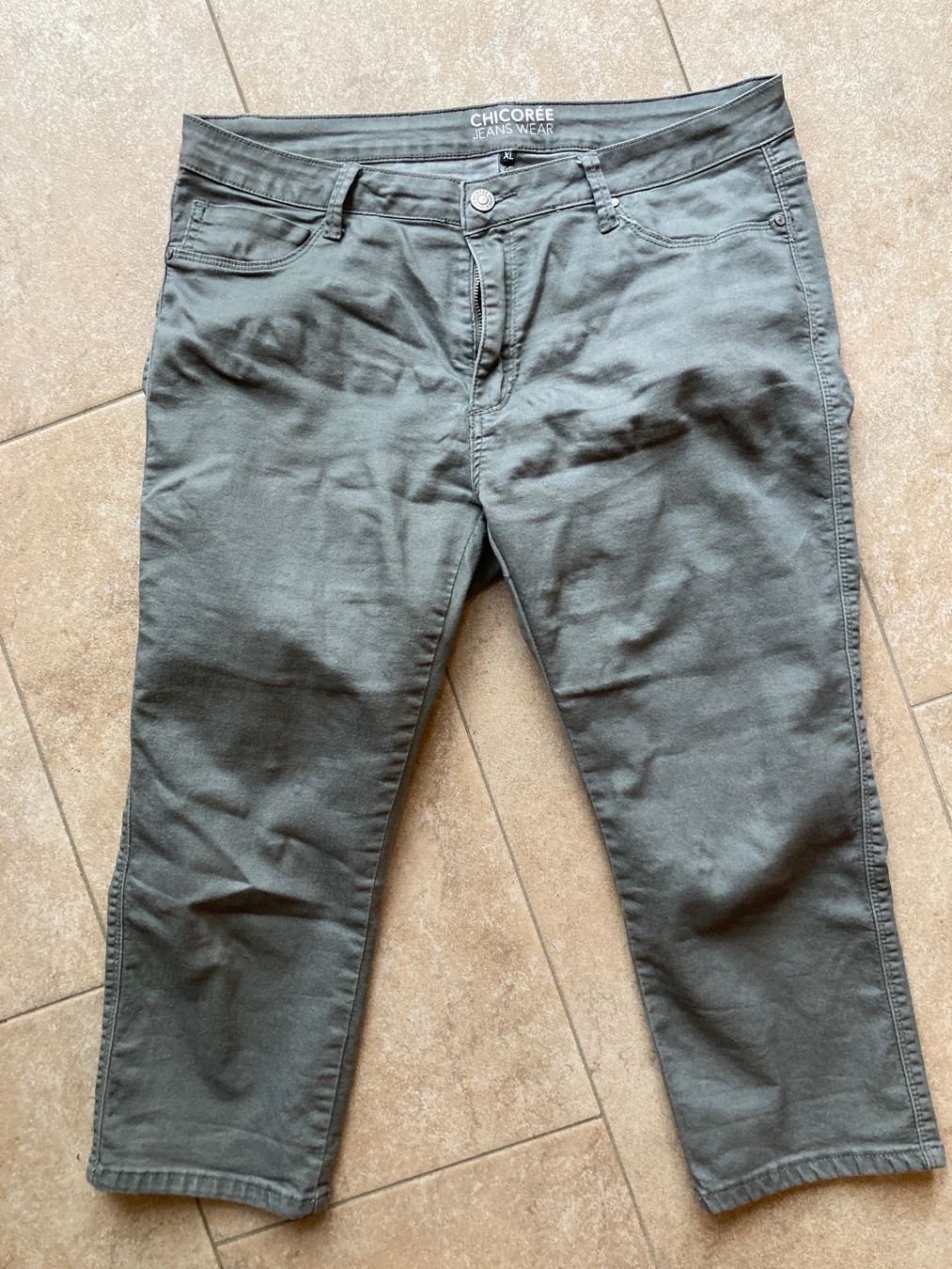 Pantaloni: 7/8 Hose von Chicorée, olive, ca. Gr. L – Usato da Gelterkinden venduto da froggy80