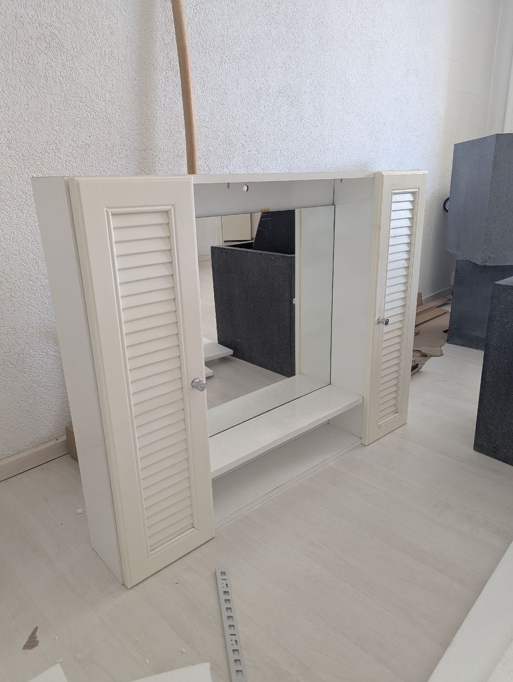 Armadietti a specchio: Spiegelschrank mit Lamellentüren – Usato da Gretzenbach venduto da wue_nj8h 2