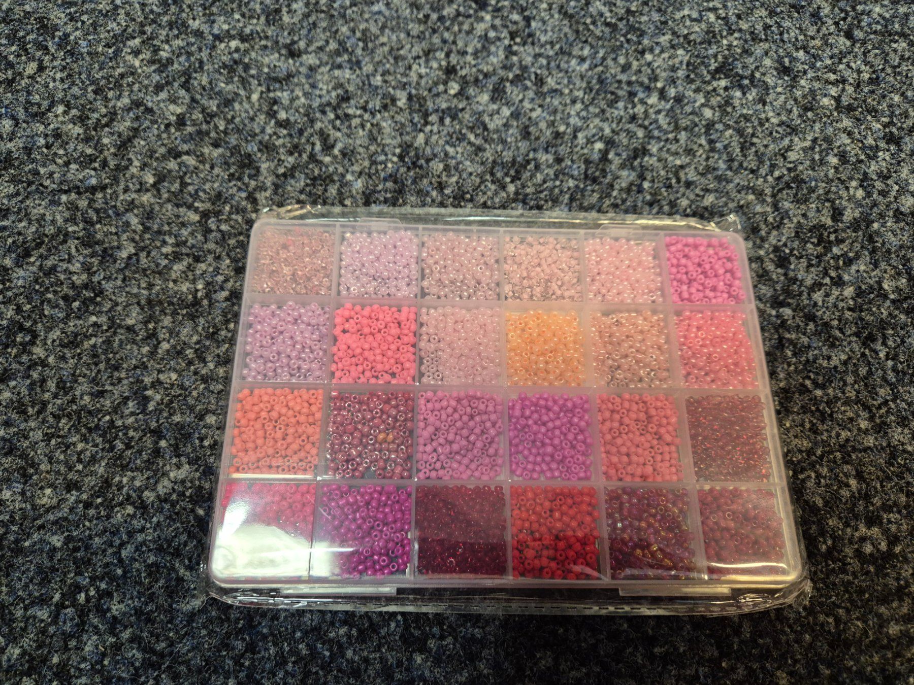 Perle (finte): Rocailles Perlen, 24 versch. Farben – Nuovo e nell'imballaggio originale da Läufelfingen venduto da Netti04