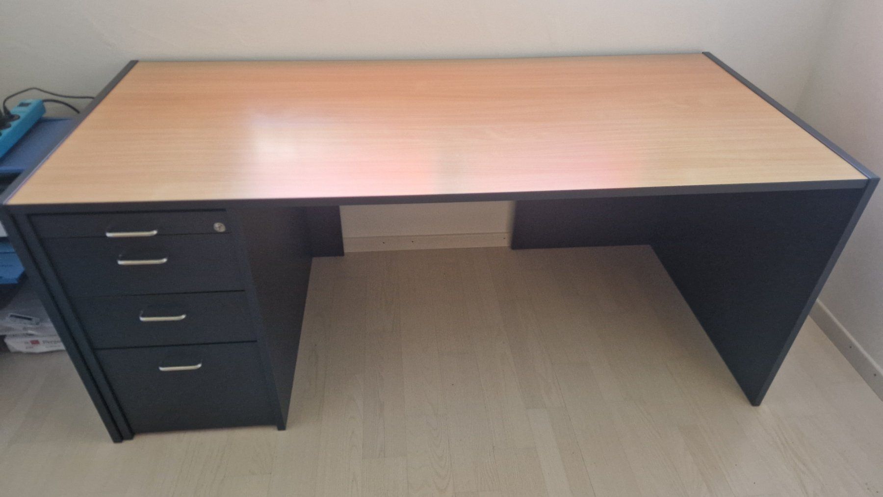 Bureaux: Schreibtisch – D'occasion à Volketswil par Bmarlin
