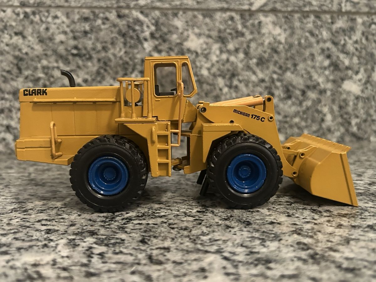 Conrad Kit di modellismo & Modellini statici: 19 – Difettoso da Horw venduto da Tigercat635 3