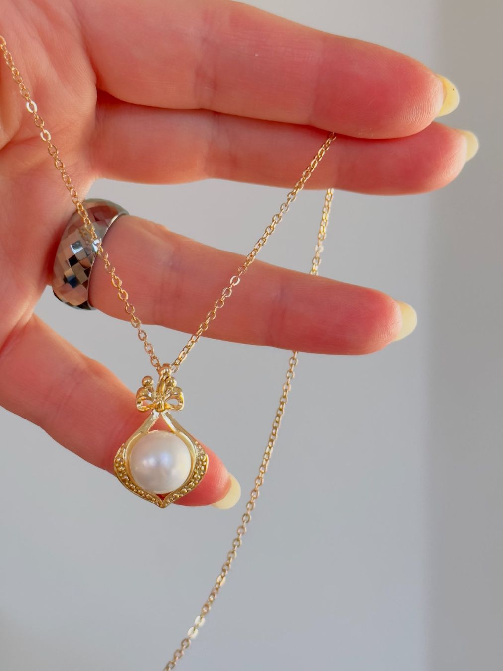 Catenine: Shell white Pearl Necklace – Nuovo e nell'imballaggio originale da Genève venduto da AGBERG 4