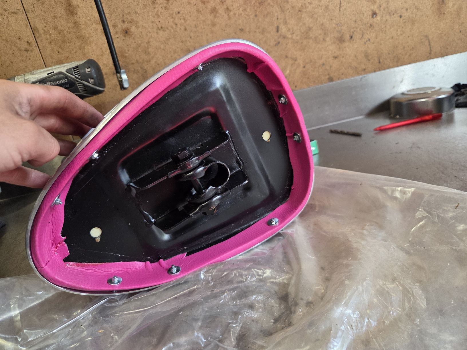 Puch Parti ricambio per ciclomotori: Puch Sachs Sitzbänkli Pink – Nuovo e nell'imballaggio originale da Eichberg venduto da Schmid-Motos 3