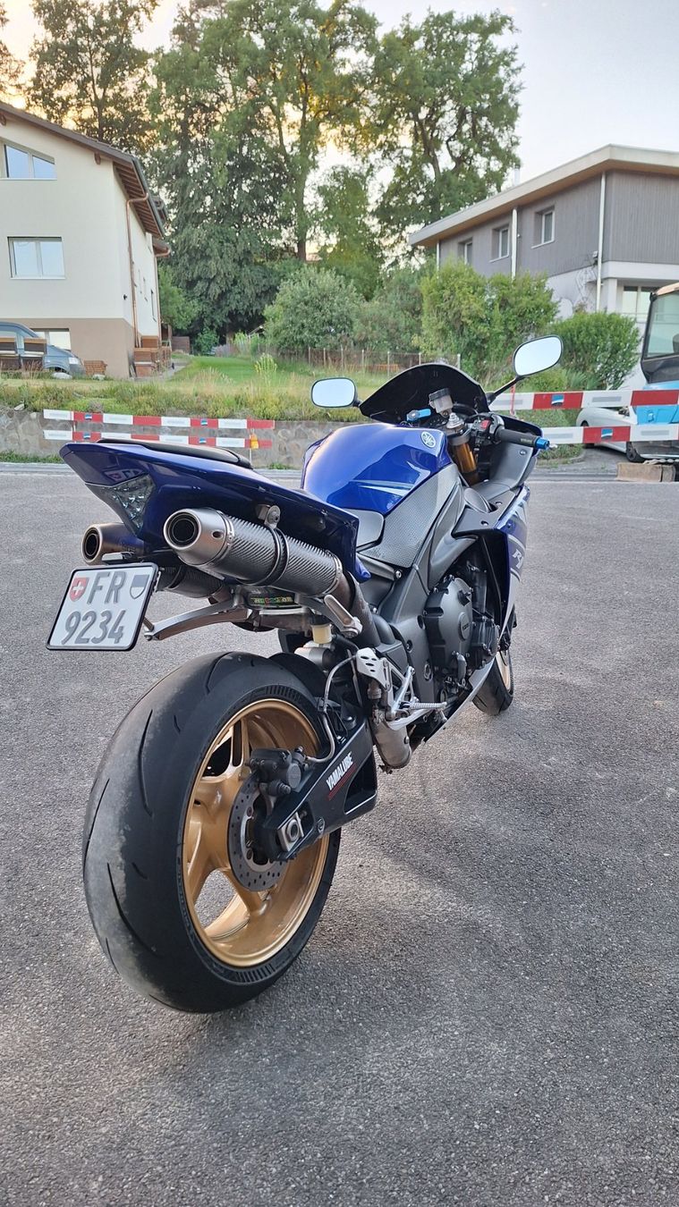 Yamaha Strada: Yamaha R1 RN2210 – Usato da Fribourg venduto da Ertug 4