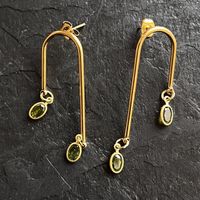 Boucles d'oreilles dorées avec cabochons verts