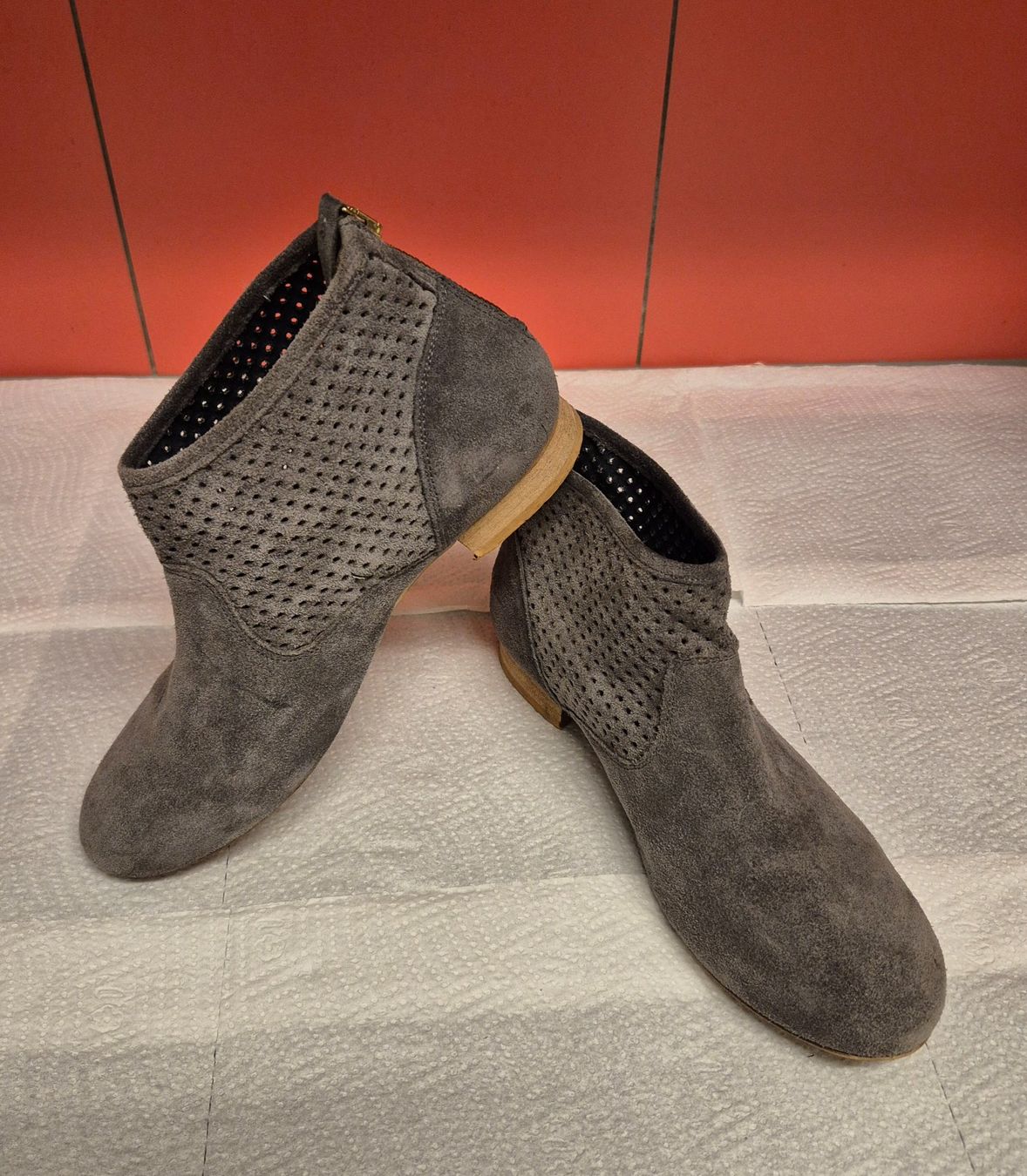 Scarpe da donna: Graue Wildleder-Stiefeletten mit Lochmuster Gr. 38 MAX – Usato da Zürich venduto da Roberto040