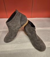 Graue Wildleder-Stiefeletten mit Lochmuster Gr. 38 MAX