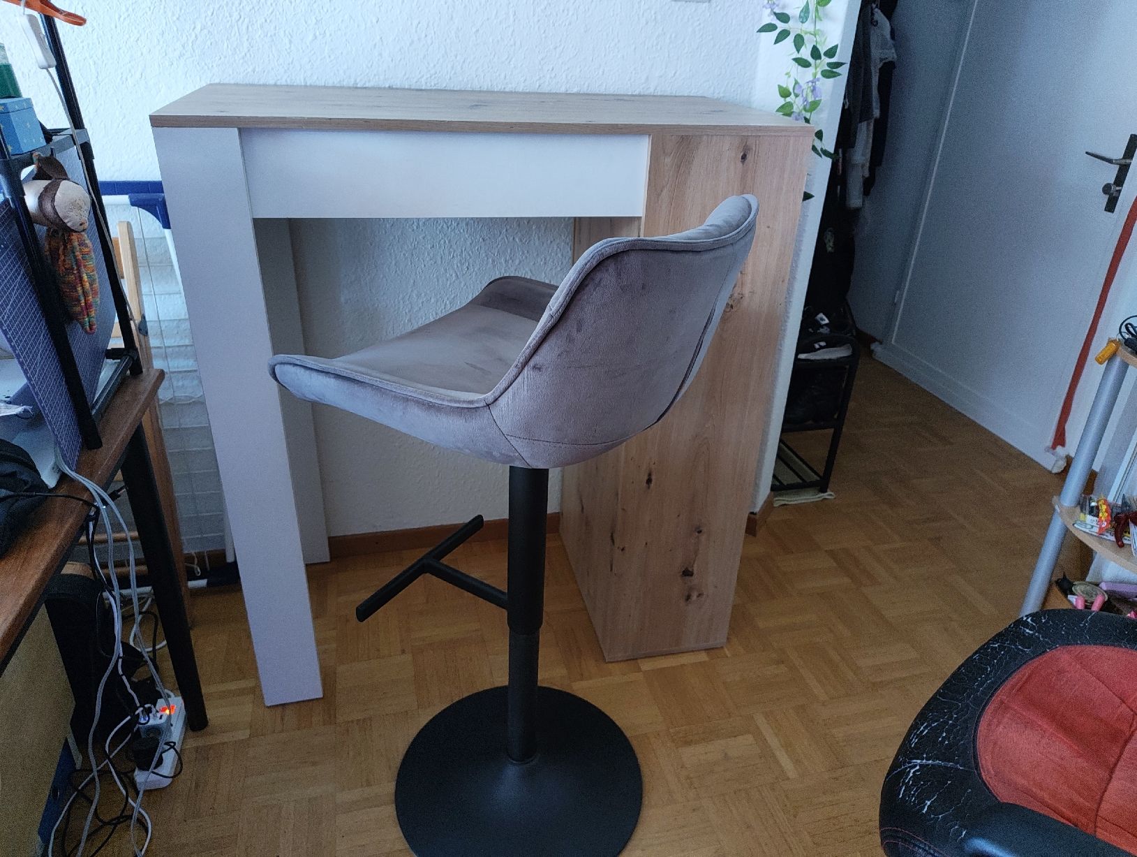 Ladenausstattungen & Messebau: Stehpult mit Barhocker – Gebraucht aus Lyss von laura_jenni