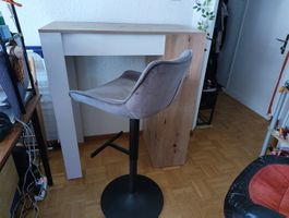 Stehpult mit Barhocker
