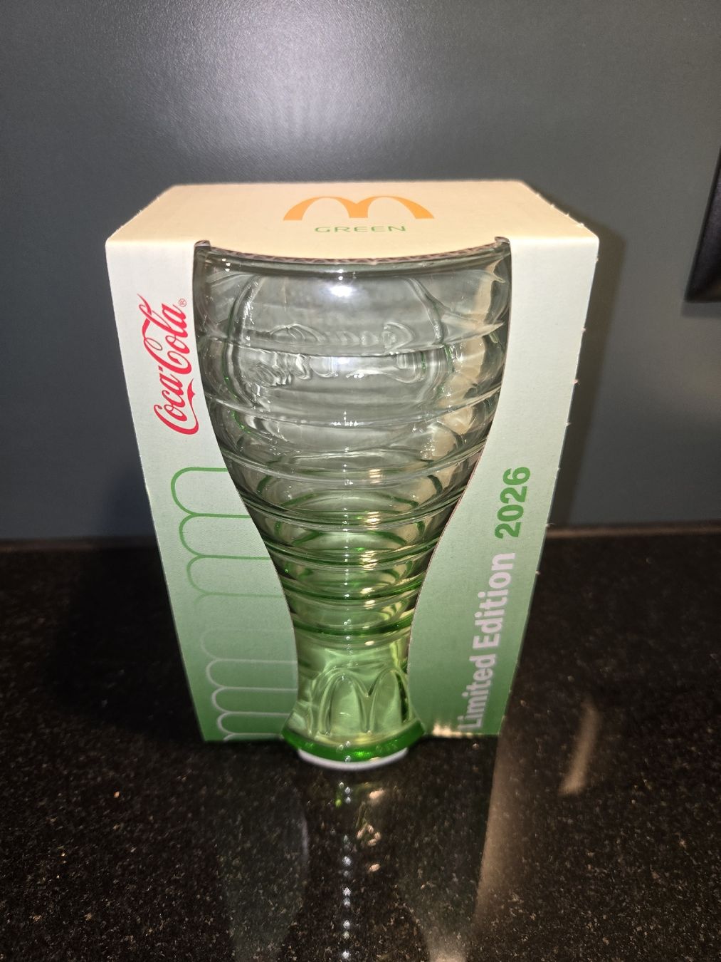 Coca-Cola Bicchieri: Coca-Cola Glas "Green" Limited Edition 2026 – Nuovo e nell'imballaggio originale da Illnau venduto da delacruz18 1