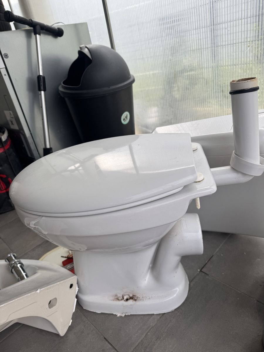 WC: Gebrauchte Toilette  inkl. Lawabo u. Spühkasten  – Gebraucht aus Stein AG von DI-ON-AR95 1