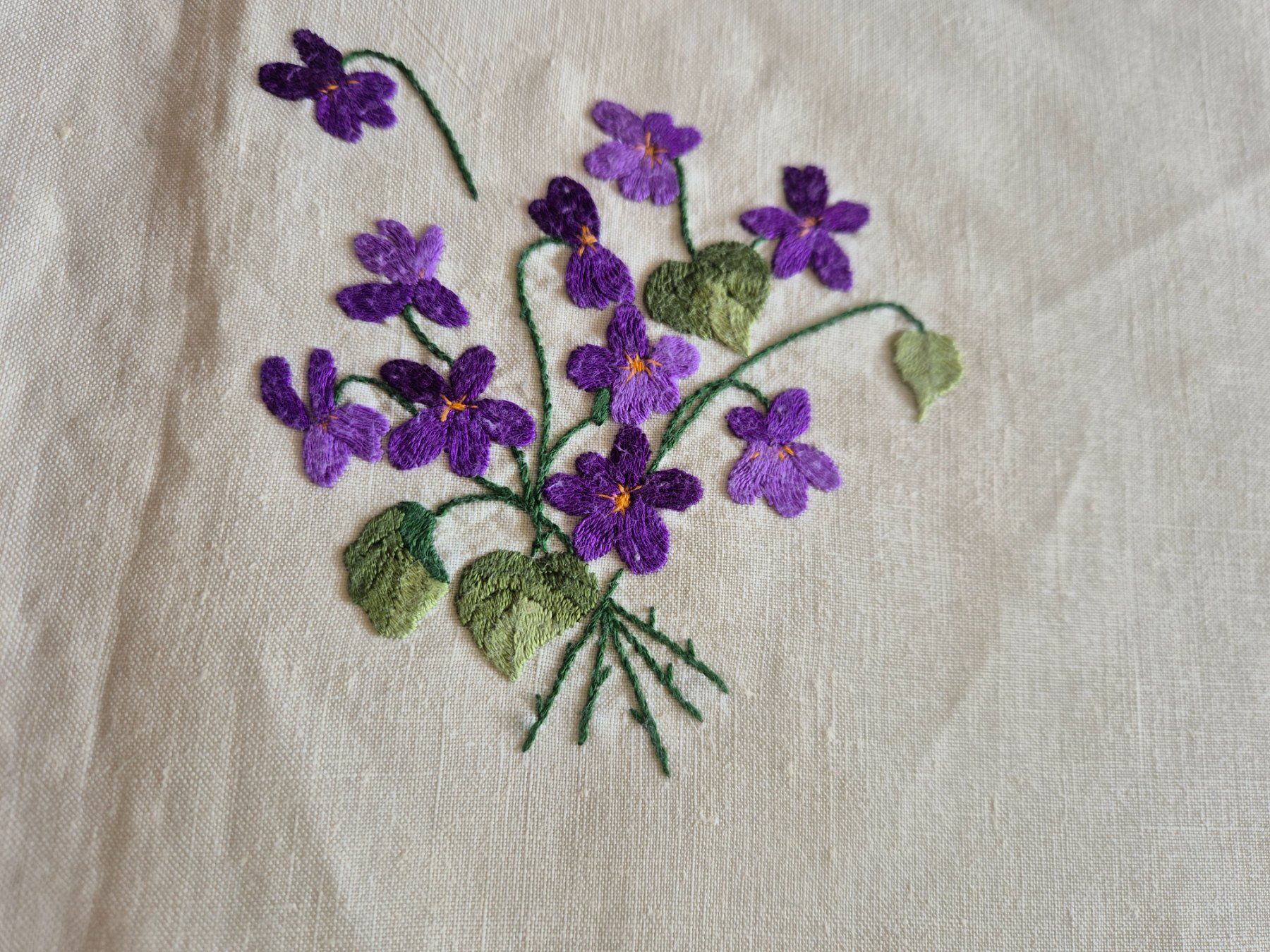 Altra biancheria da tavola: Handgestickte Tischdecke mit Veilchenmuster, Vintage Stil – Usato da Bern venduto da aronari 4
