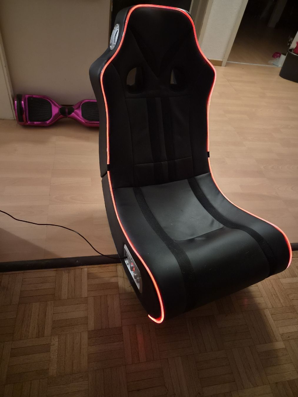 Conforama Poltrone: Gamingsessel mit LED & Musikboxen – Usato da Attiswil venduto da Velvet81 1