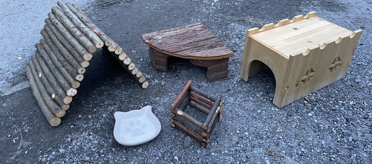 Spielzeuge: Kleintier Haus und Brücke – Gebraucht aus Eyholz von gru_t8lx