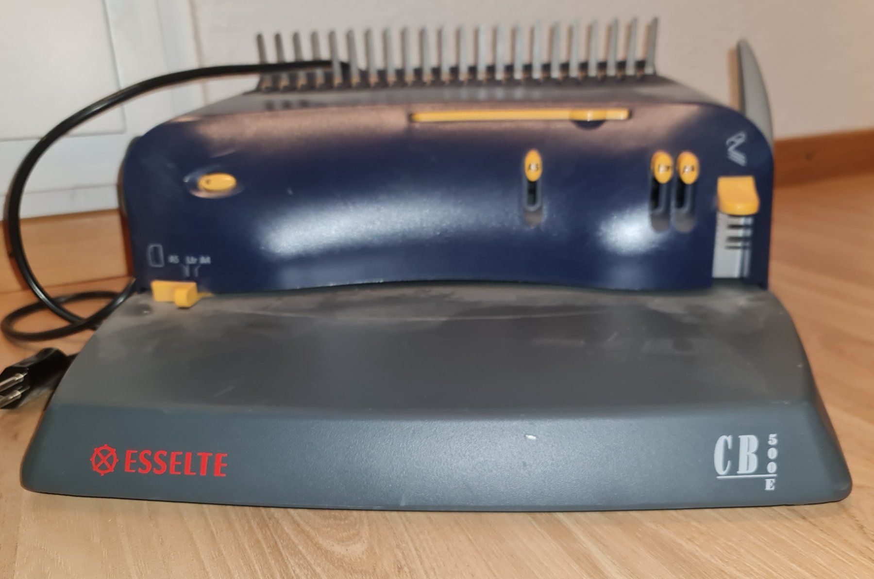 Macchine rilegatrici: Esselte Spiralbindegerät CB 500 E für Büro oder Hobby – Usato da Emmen venduto da Dirtsa 3