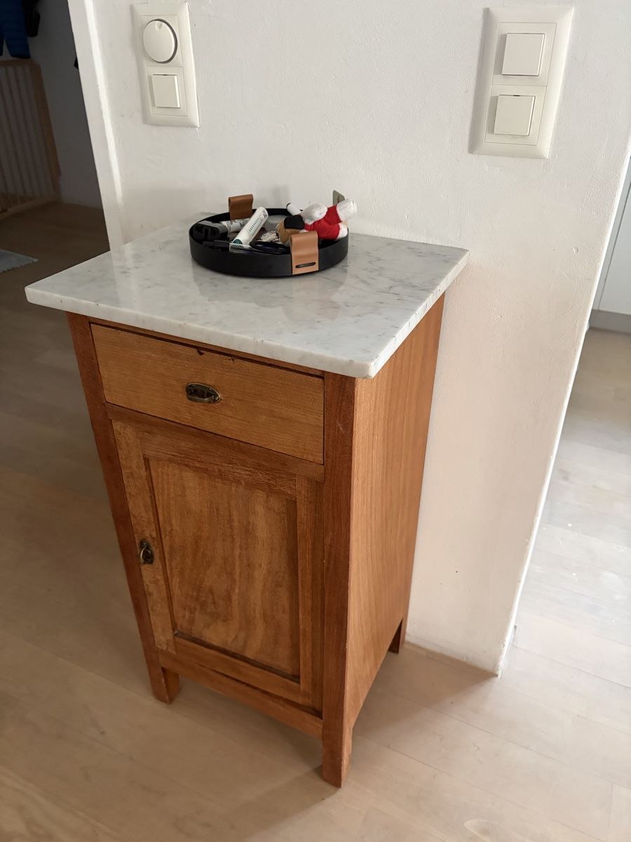 Tables de nuit: Vintage side table with marble top and storage cabinet – D'occasion à Stäfa par CharlotteJB 1