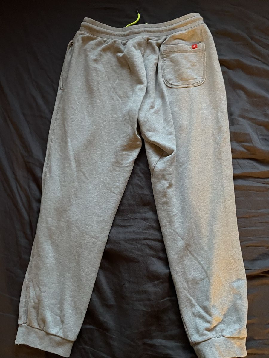 Nike Pantaloni: Nike Jogginghose grau  Grösse M – Usato da Spreitenbach venduto da dar_26yd 1