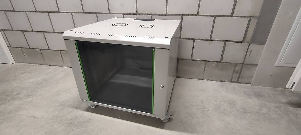 Racks & Supports: Netzwerkrack 9U – D'occasion à Zeihen par RetroForge