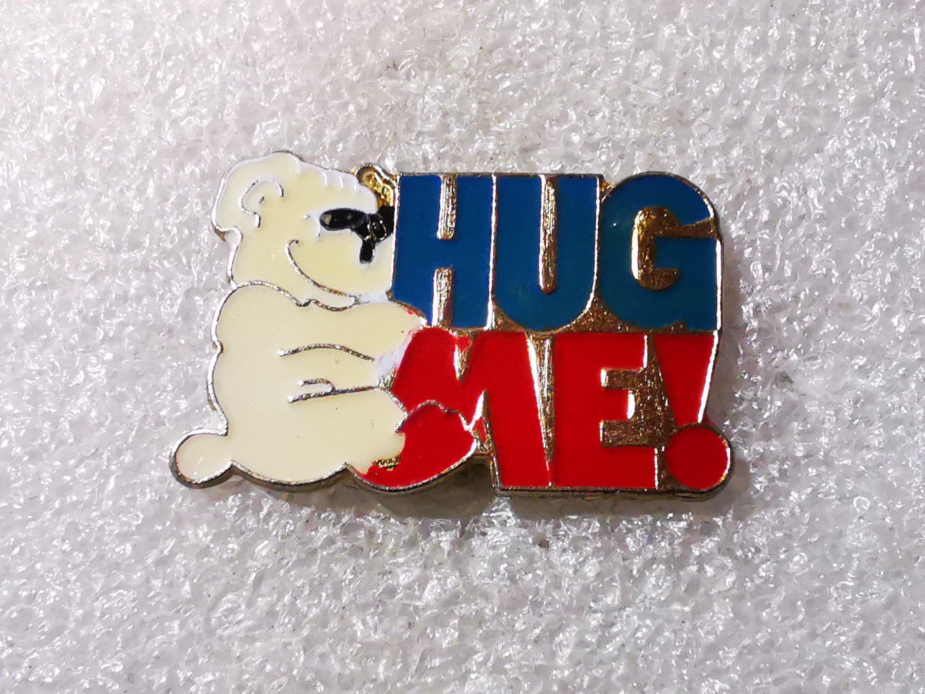 Placchette & Badge: Ansteckpin 55: Hug Me – Usato da Oppligen venduto da Pin-Fall-Shop