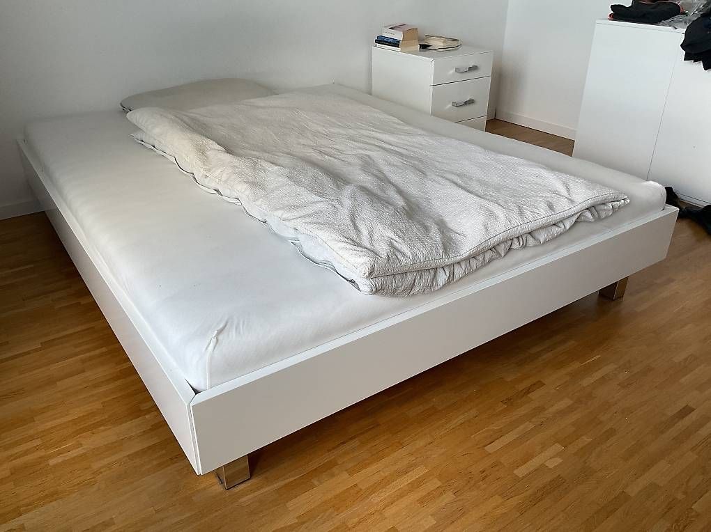 Letti: Bett // Lit // Bed 160x200 cm – Usato da Cologny venduto da els_tvj8