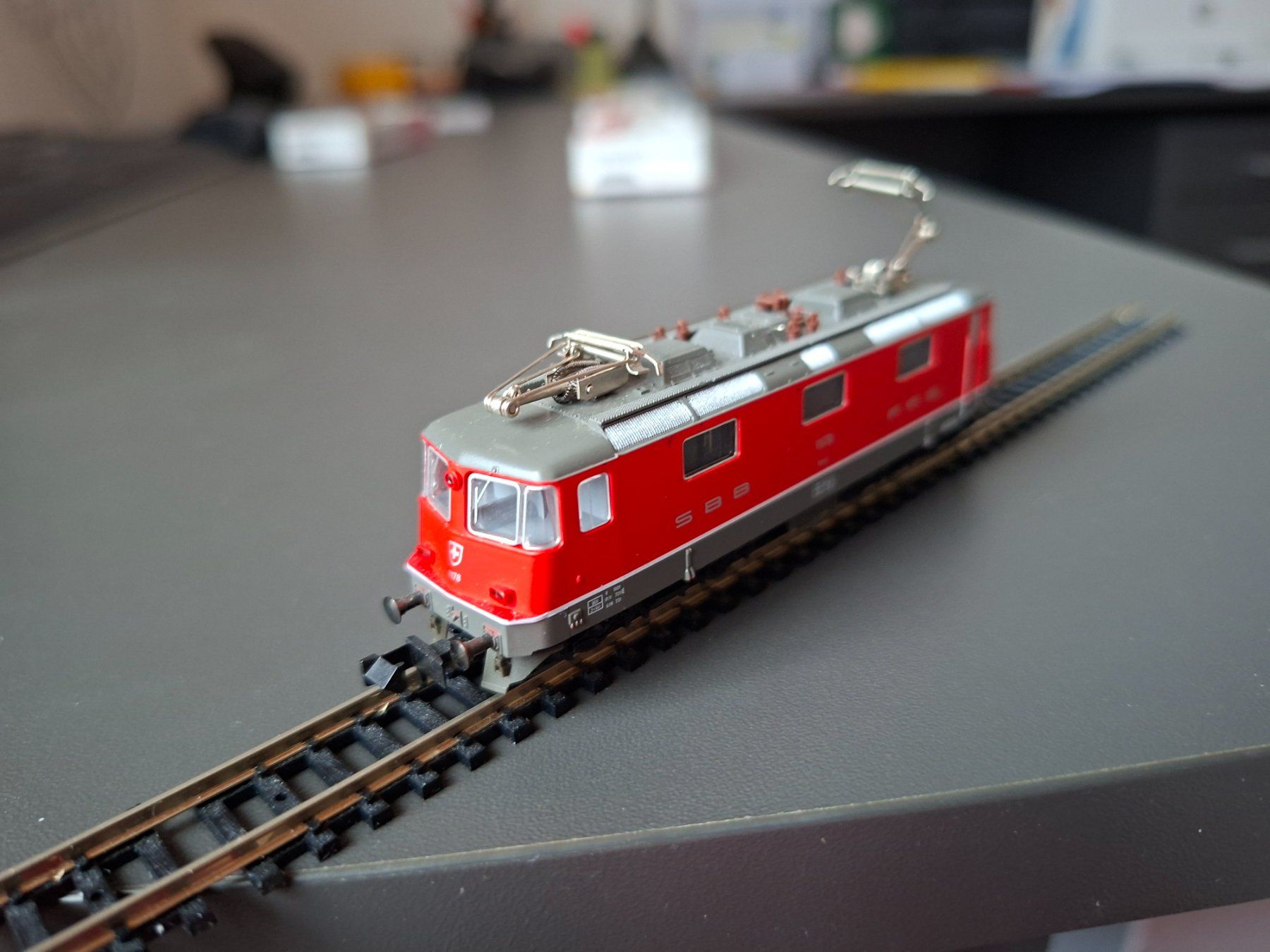 Fleischmann Modellini di ferrovie: Re 4/4 II Fleischmann rot – Usato da Liesberg Dorf venduto da Wispli3 2