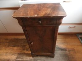 Nachtisch aus Holz einer Schublade, Schrank mit Tablar