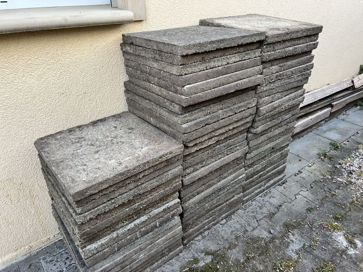 Rivestimenti per pavimenti: 50 Stk. Gartenplatten Beton – Usato da Oftringen venduto da Agrimoni 2