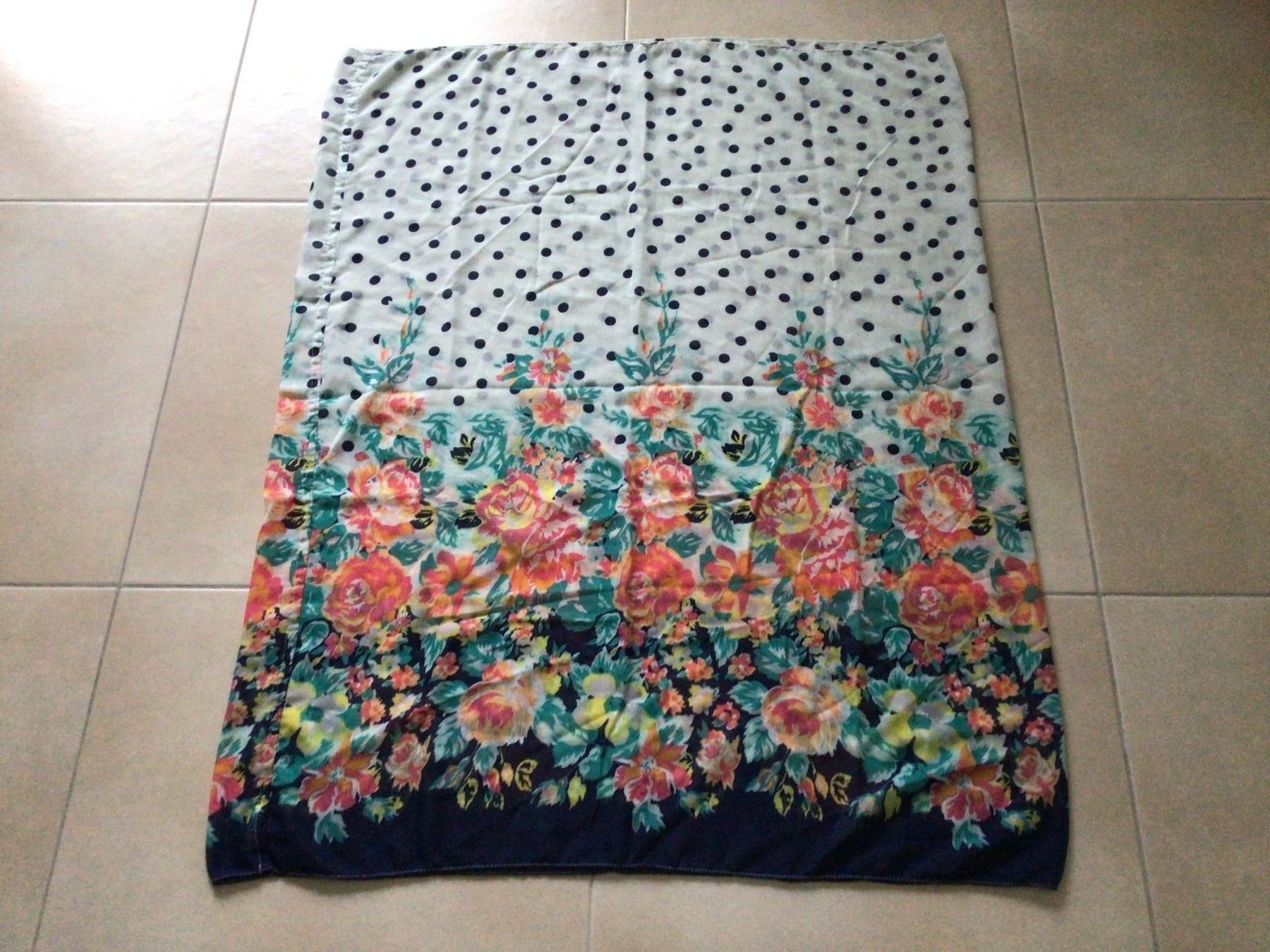 Foulard & Sciarpe: Loopschal mit Blumenmuster & Punkten – Usato da Frauenfeld venduto da Stehojen