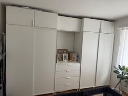 Grosses weisses Kleiderschrank-System, viel Stauraum.