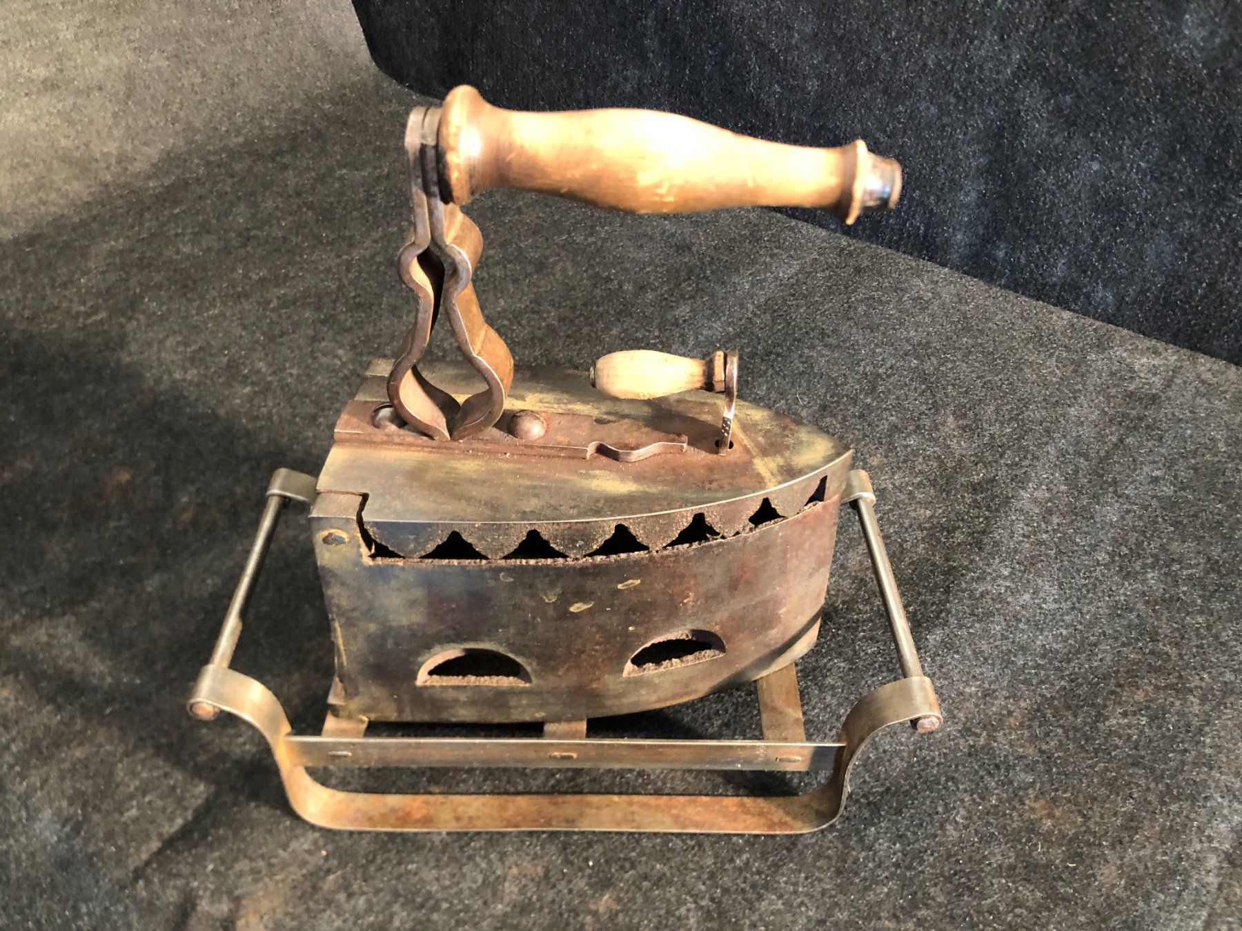 Bügeleisen: Ancien fer à repasser à charbon. – Gebraucht aus Saignelégier von Dubois_Vintage 3