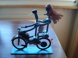Sculpture en métal d'un couple sur une moto